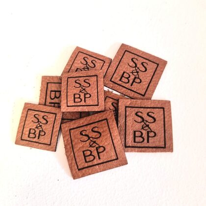  abģērba birkas gravētas