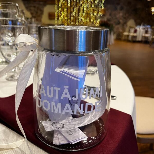 Uzlīme kāzu dekorācijām