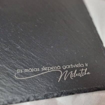 Gravēts betona dēlītis