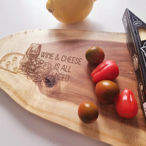 uzkodu dēlītis ar gravējumu