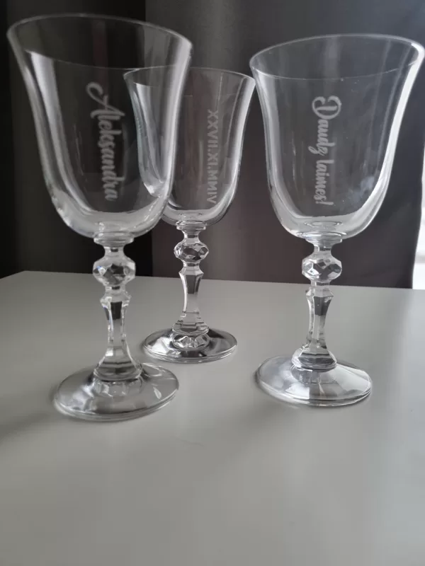 Glāzes ar grvavējumu