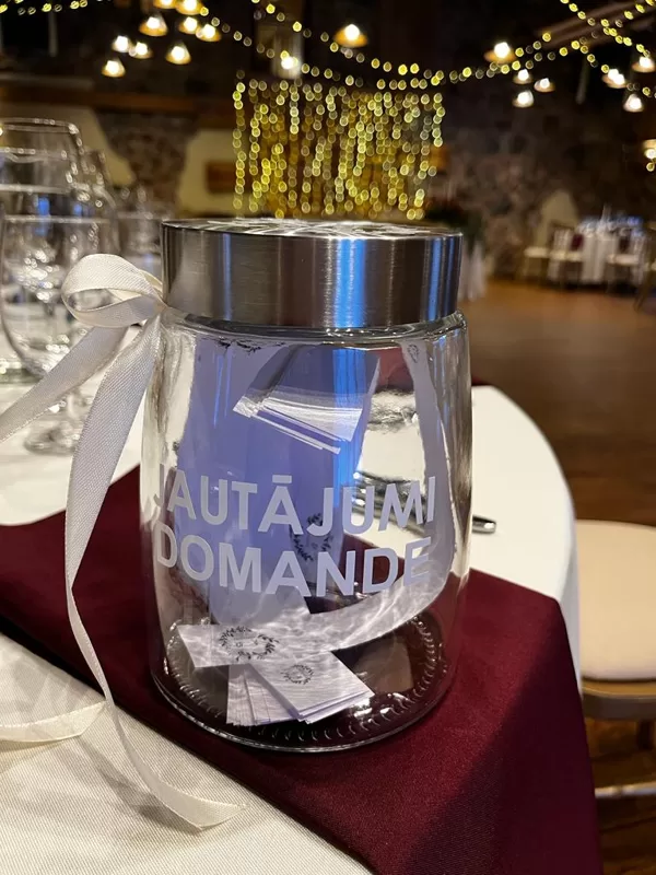 Uzlīme kāzu dekorācijām