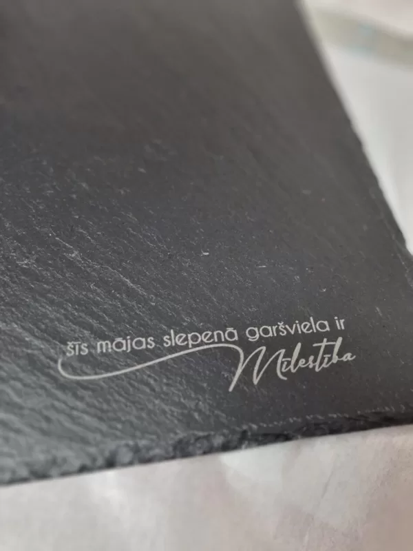 Gravēts betona dēlītis